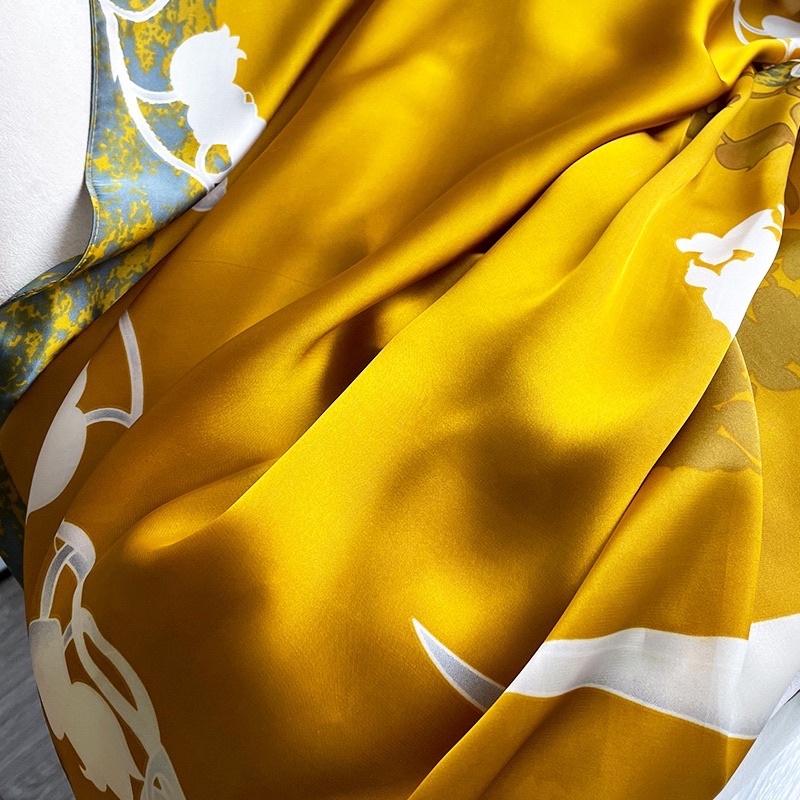 Khăn Choàng Lụa Cao Cấp Hoạ Tiết Hoa Vàng Sang Trọng Quý Phái