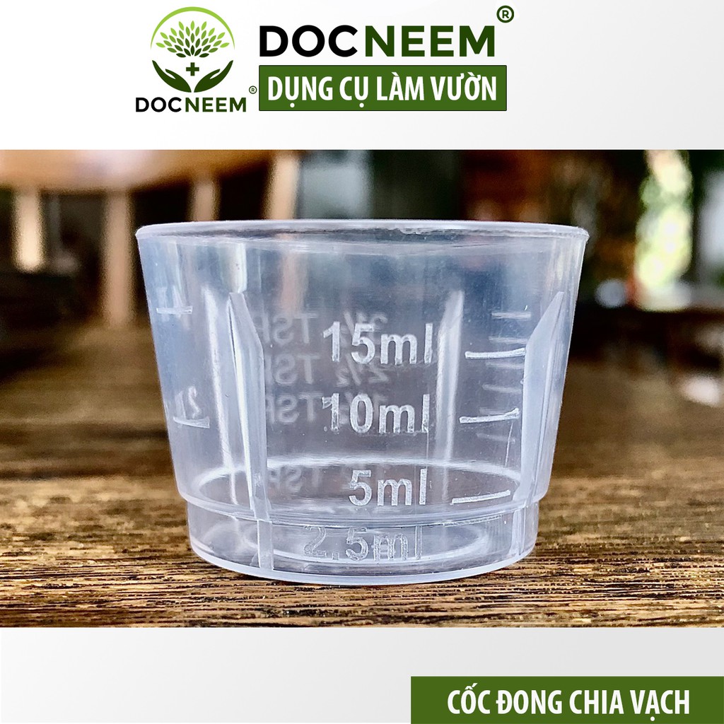 Dụng cụ cốc đong dầu neem và phân bón DOCNEEM trong làm vườn, có chia vạch chính xác, phun trị bệnh, trên hoa hồng 15ml