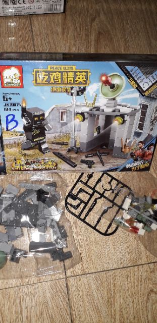 Lắp ráp 1 hộp LegoPubg 70075 có trên 100 chi tiết bằng nhựa ABS