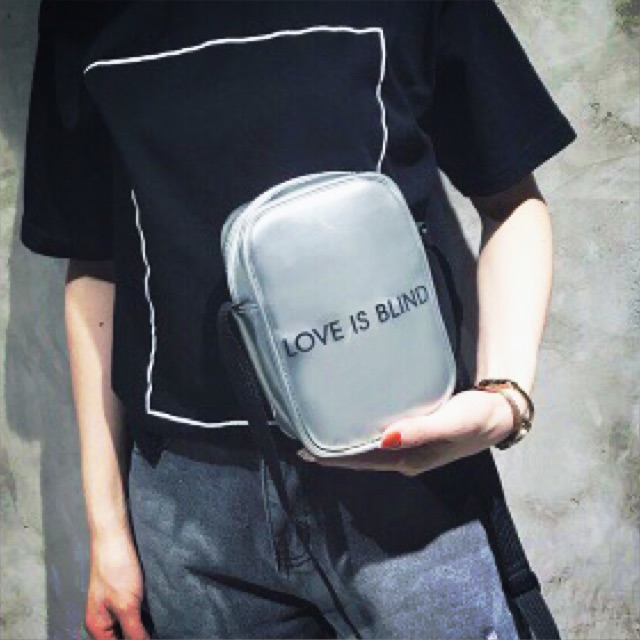 Túi đeo chéo LOVE IS BLIND thời trang