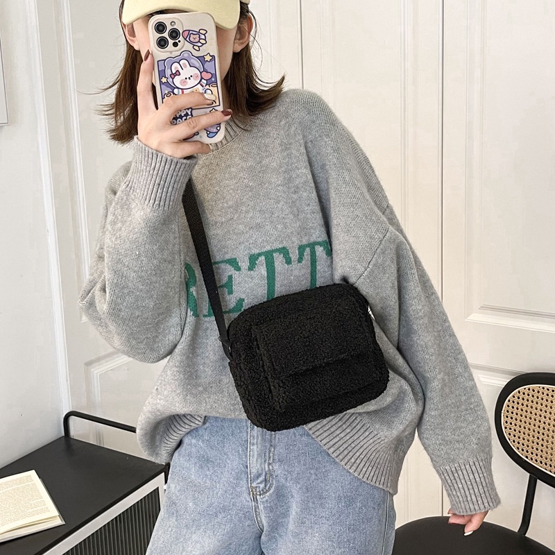 Túi đeo chéo phủ lông họa tiết da báo thời trang mùa đông 2021