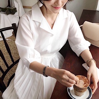Đầm trắng cổ vest dập li