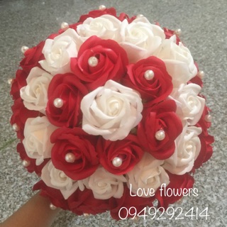 Hoa cưới cầm tay cô dâu