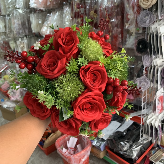 Bó hoa hồng cầm tay tay cô dâu - hoa cưới mẫu 2019