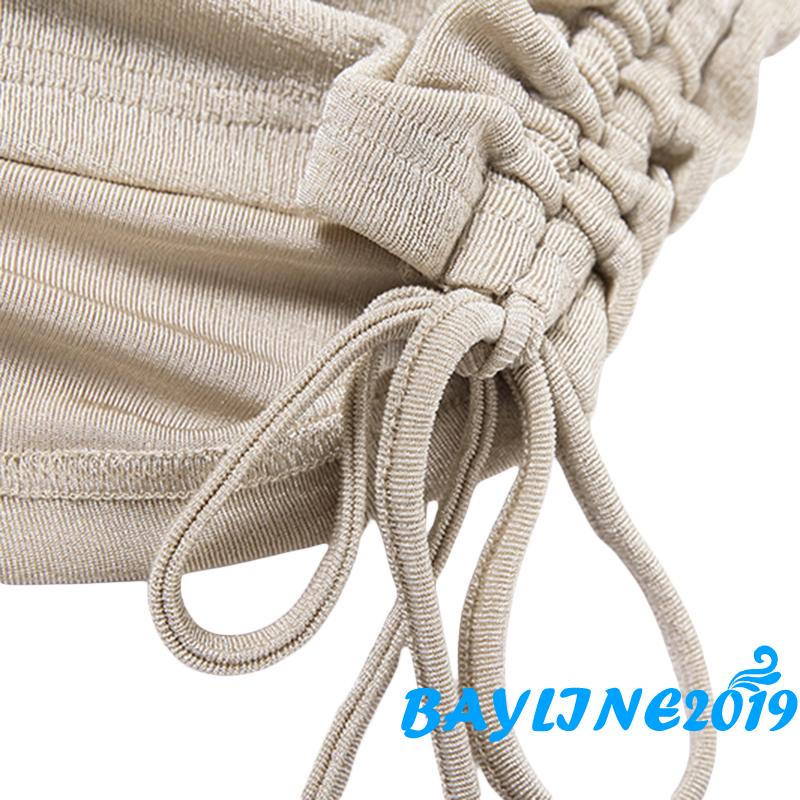 Bộ đồ hai mảnh gồm áo cổ gài nút dài tay và quần đùi cạp cao có dây rút xếp nếp mặc thường ngày cho nữ