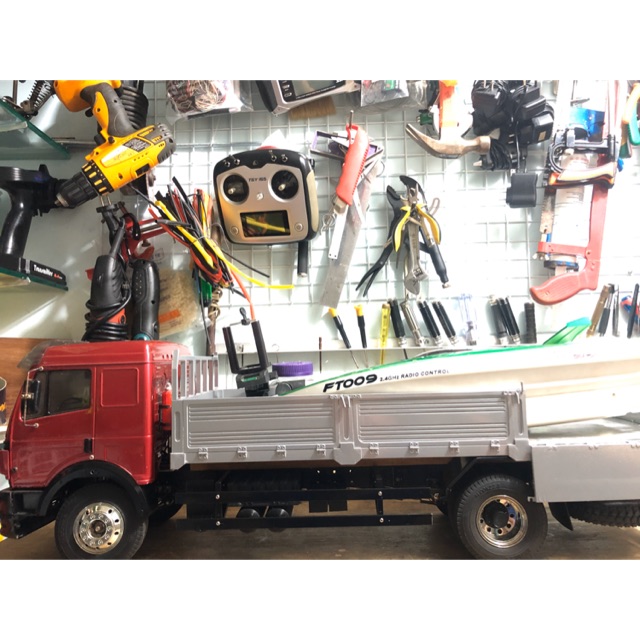 Xe tải 1/14. gồm điều khiển từ xa AT9 và pin 3s