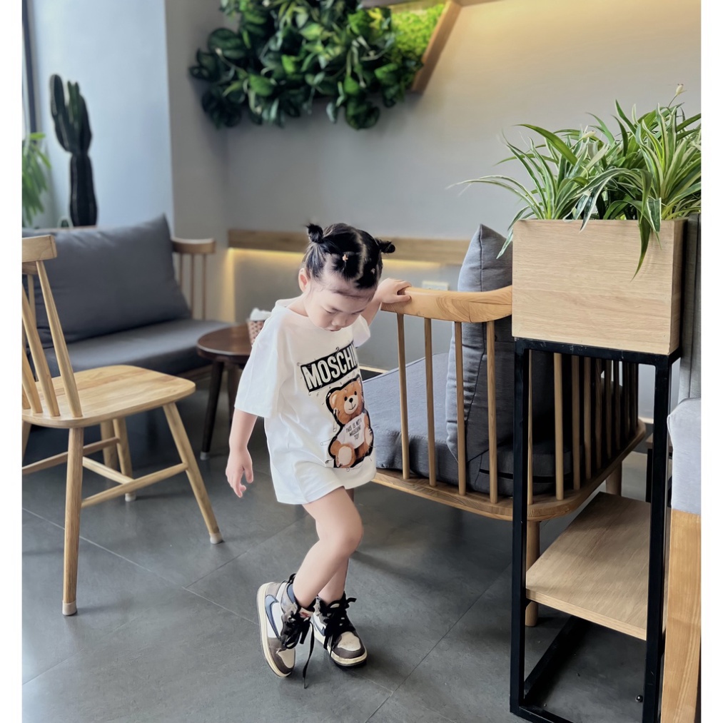 Áo thun tay lỡ MOSCHINO ghim băng cho bé , áo thun trẻ em unisex , TPKIDs MSP 1245