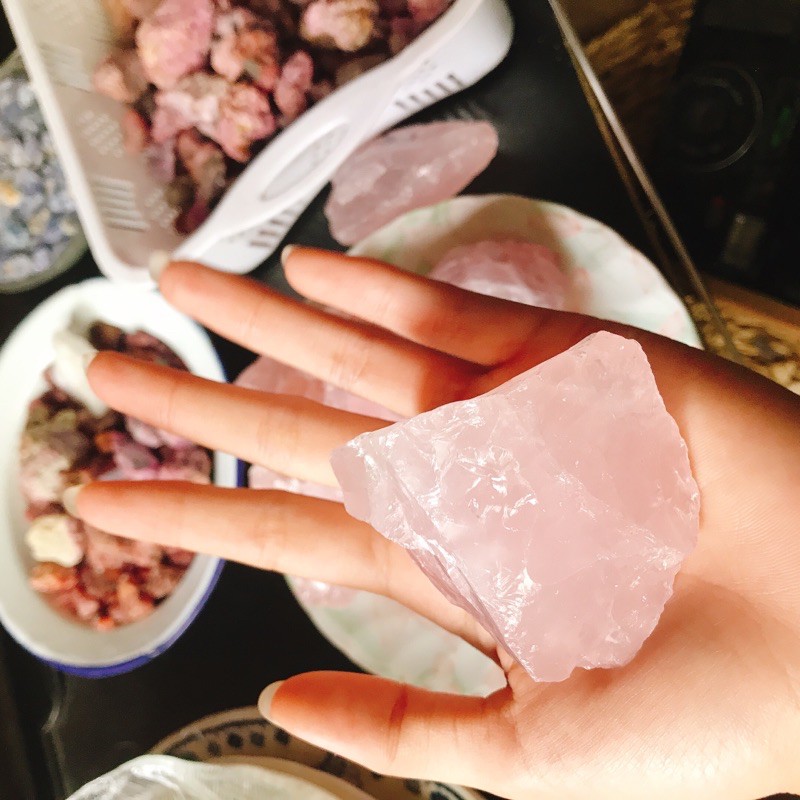 Mua 1 tặng 1 đá thô rose quartz thanh tẩy bài tarot tặng đá thô vụn ngẫu nhiên