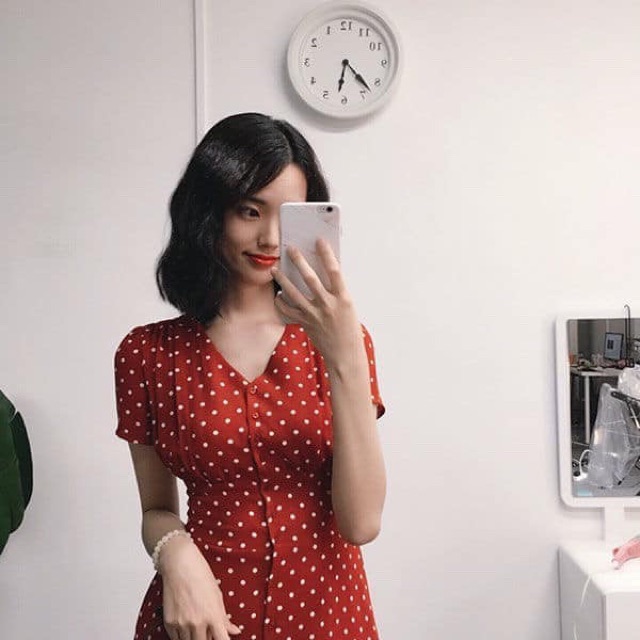 Đầm bi đỏ from dài kết hợp hàng khuy nút đỏ | BigBuy360 - bigbuy360.vn