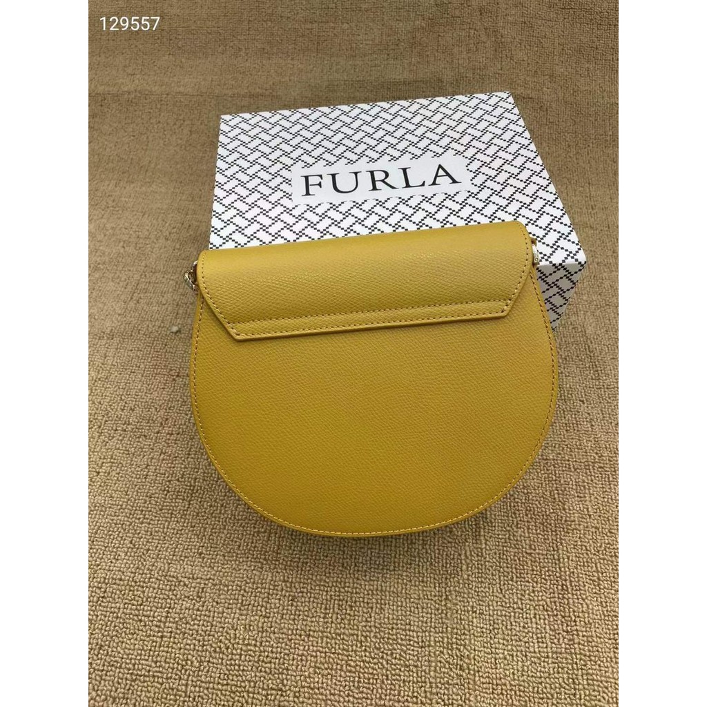 Túi đeo chéo nữ FURLA METROPOLIS Hàng xuất  chi tiết chuẩn, từ đường keo mũi chỉ đến logo khắc đều sắc nét.