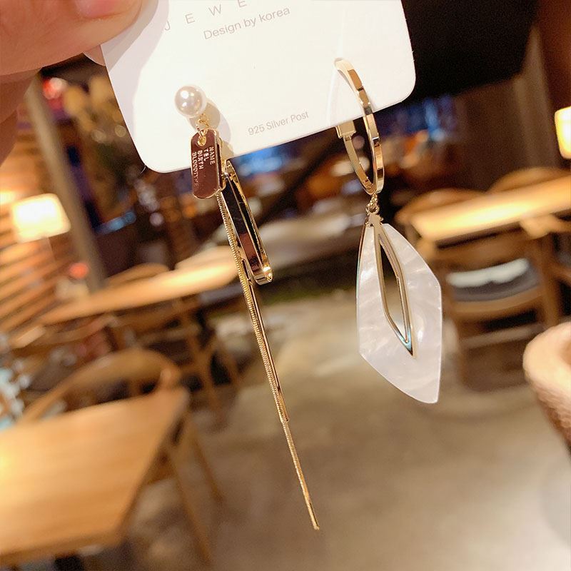 Khuyên tai acrylic hình học dài không đối xứng thời thượng