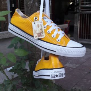 Giày sneaker cổ thấp buộc dây màu vàng