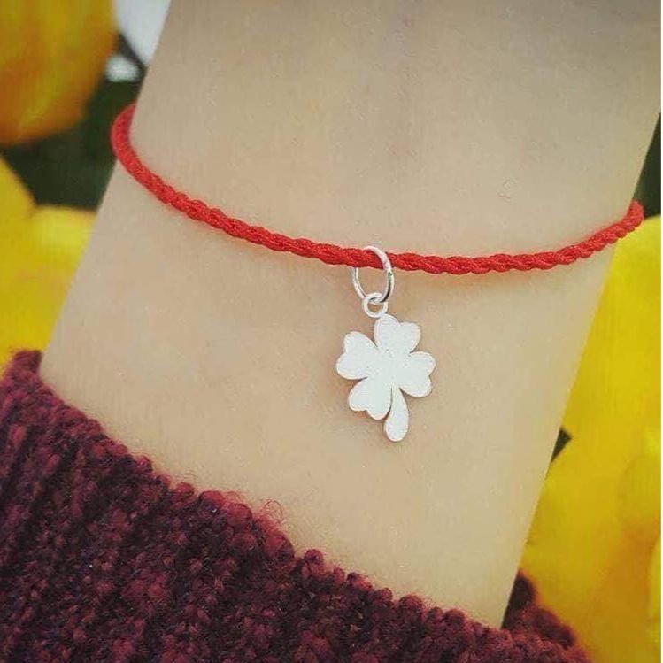 Vòng tay chỉ đỏ gắn cỏ 4 lá bạc ta đem lại may mắn