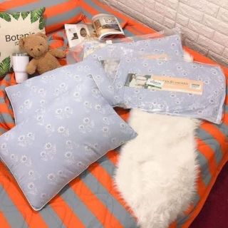 Com bo gồm 2 sét sịp nam  ,3 chip nữ  và 7 đôi gối