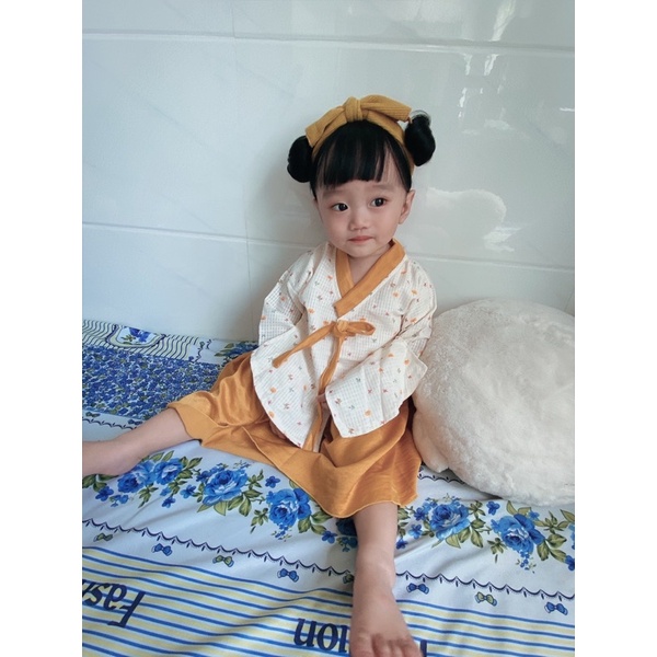 Hanbok vàng cách tân