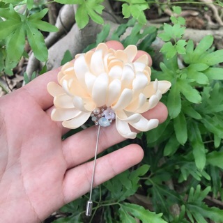 Hoa cúc cài áo dạ màu cream