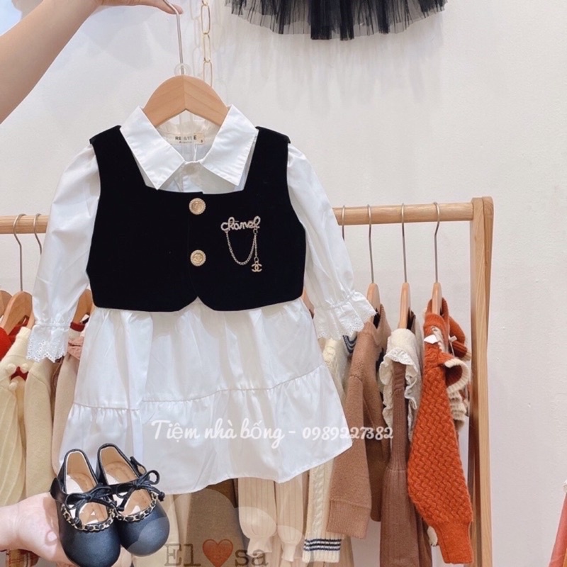 váy trắng kèm áo gile nhung( k kèm cài áo )