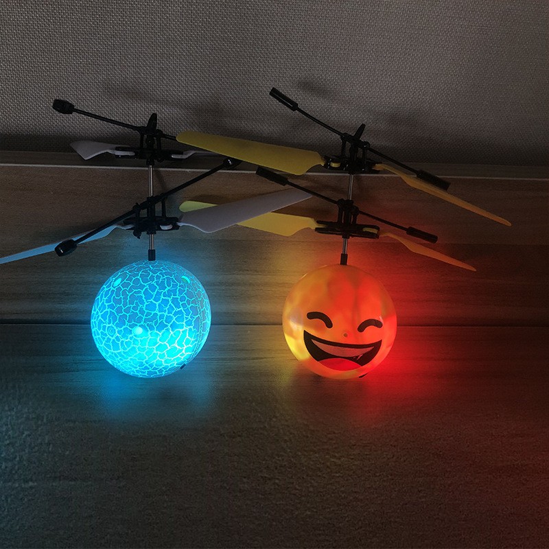 Máy Bay Cảm Ứng Bằng Tay Hình Quả Cầu Có Đèn Led Vui Nhộn