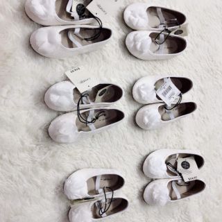 Giầy trắng và áo xanh