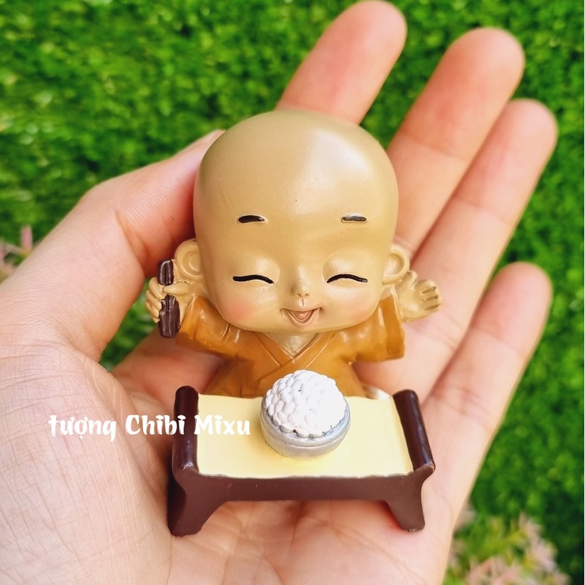 Tượng chú tiểu áo nâu nhí 7cm mẫu ăn cơm đáng yêu