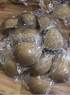 Áo sò dán ngực mút bàn tay