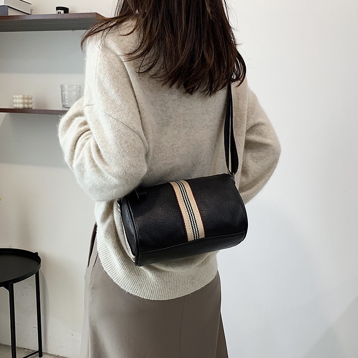Túi đeo chéo da mềm hình trụ dây đeo bản to phong cách mẫu mới theo xu hướng