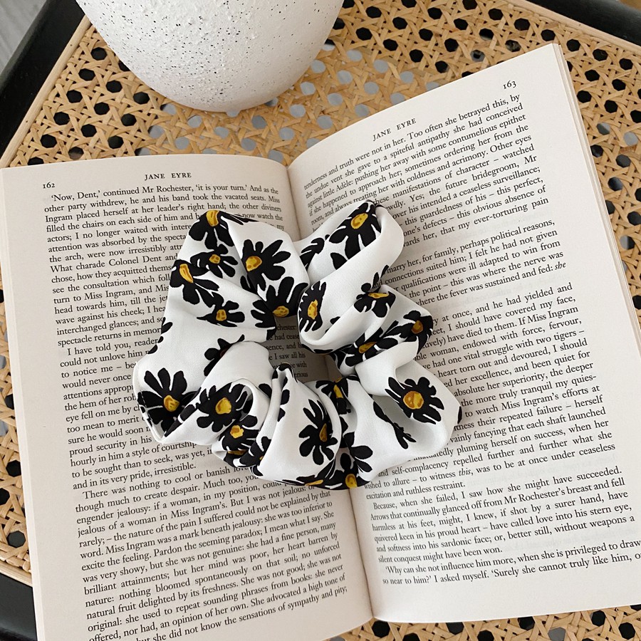 [Mã FASHIONCB232 hoàn tối đa 15K xu đơn 50K] INS Cúc Scrunchies Dây Buộc Tóc Hoa