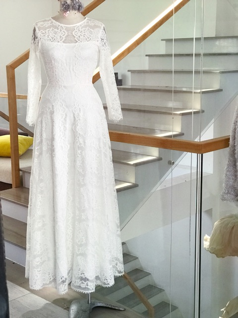 Đầm cưới ren tay dài