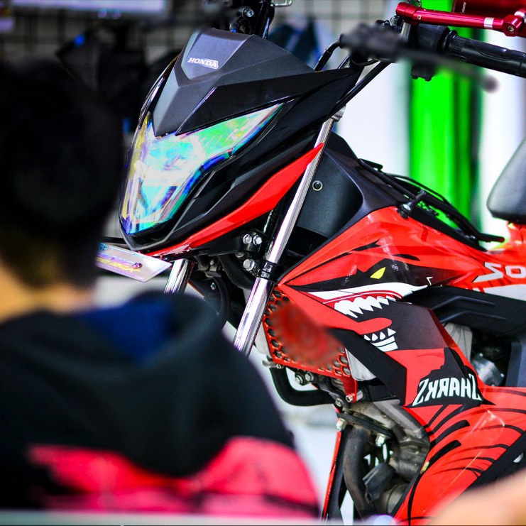 Decal Sonic chuyển màu chóa đèn HONDA SONIC 150R màu trong xà cừ