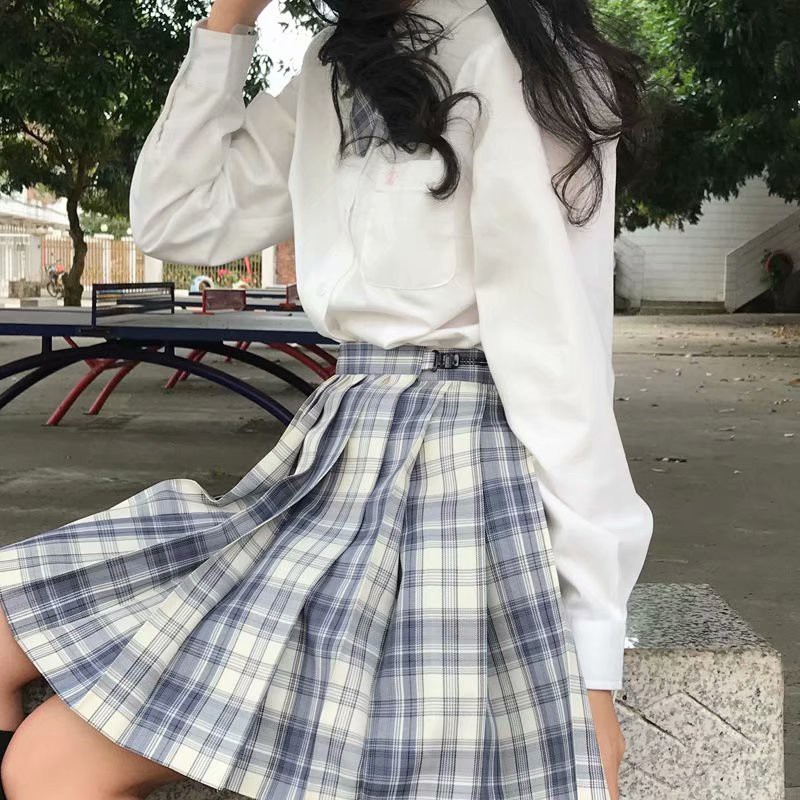 Set áo sơ mi trắng dài tay và chân váy chữ A có bán lẻ thời trang dành cho nữ