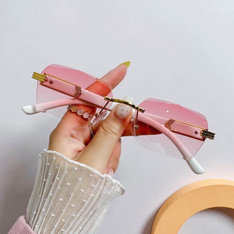 Kính mát có gọng vuông lớn thời trang dành cho nữ