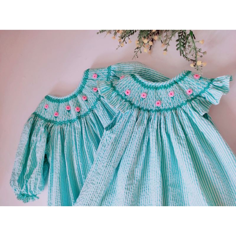 Đầm Smock sọc xanh thêu hoa cúc, tay cánh tiên & tay lững