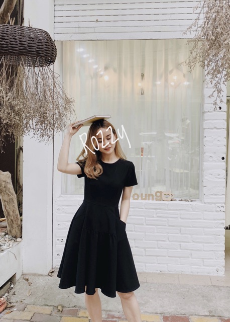 Young Dress - Váy đen túi kiểu che bụng thần thánh