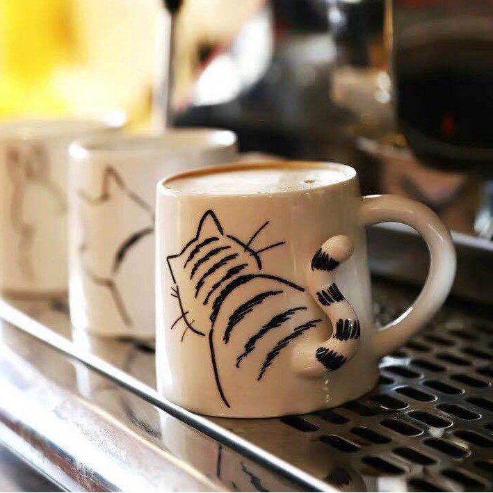 Cốc sứ 300ml họa tiết mèo đuôi, chó con và trắng dễ thương; dùng ở văn phòng, trà, cafe quà tặng