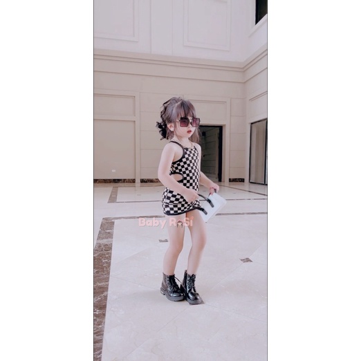 Váy ôm body caro xẻ eo cho bé gái