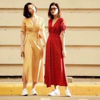 VÁY MAXI VÀNG CHẤM BI HOA XẺ TÀ