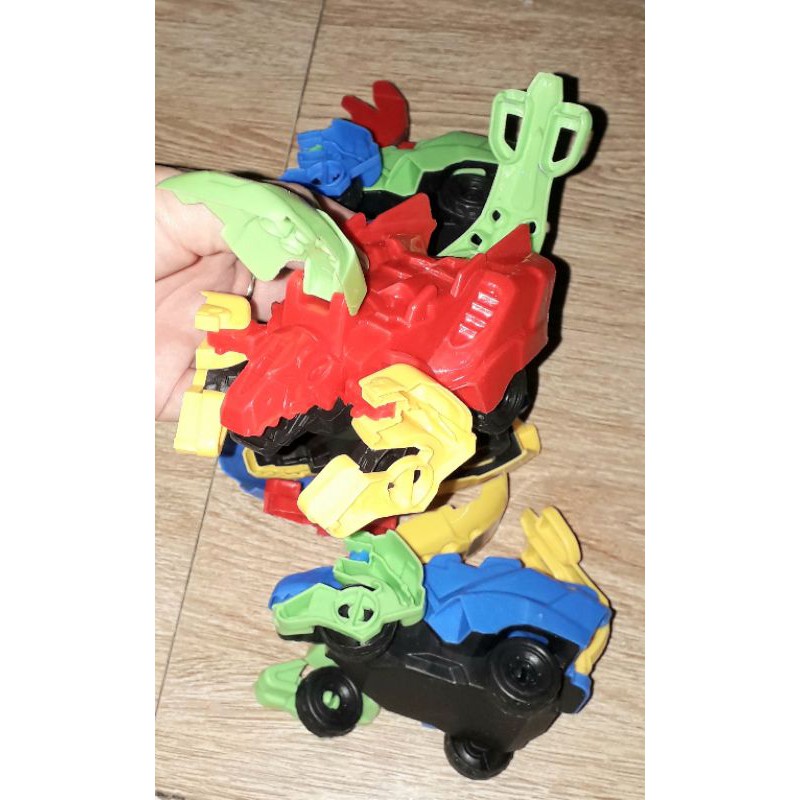 Lắp ráp một mô hình Xe biến thành Robot quái vật bằng nhựa