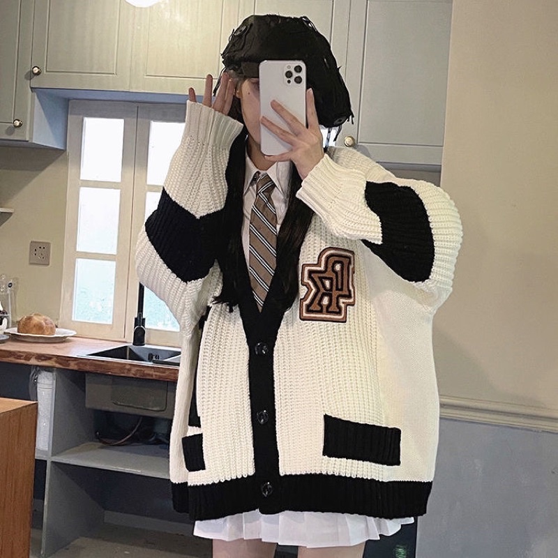 Áo len croptop và sơ mi trắng kèm cà vạt