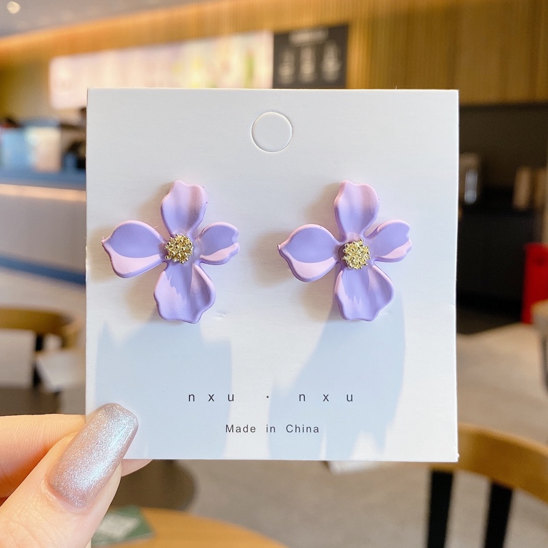 Khuyên tai kiểu dáng thời trang Pháp