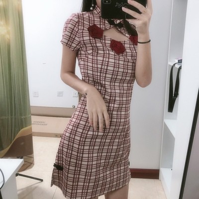 Sườn xám caro đính hoa