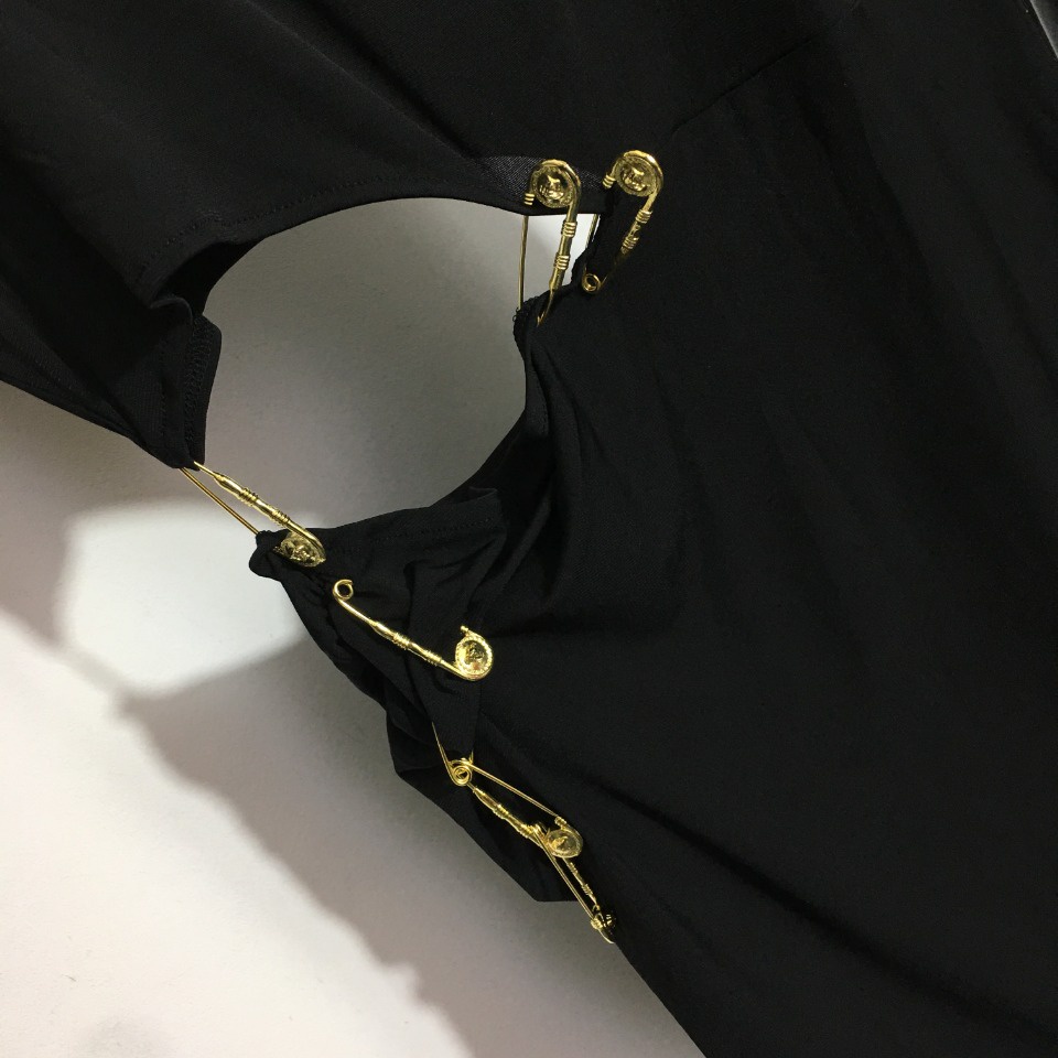 Váy nữ thời trang cao cấp Versace thiết kế khoét eo quyến rũ, thu hút