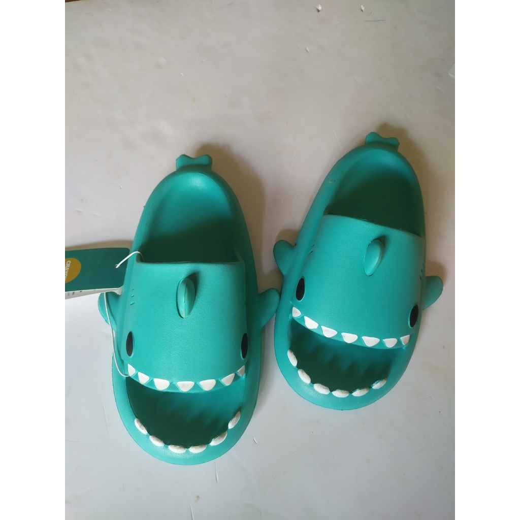 Dép cá mập Crayons hot trend cho bé