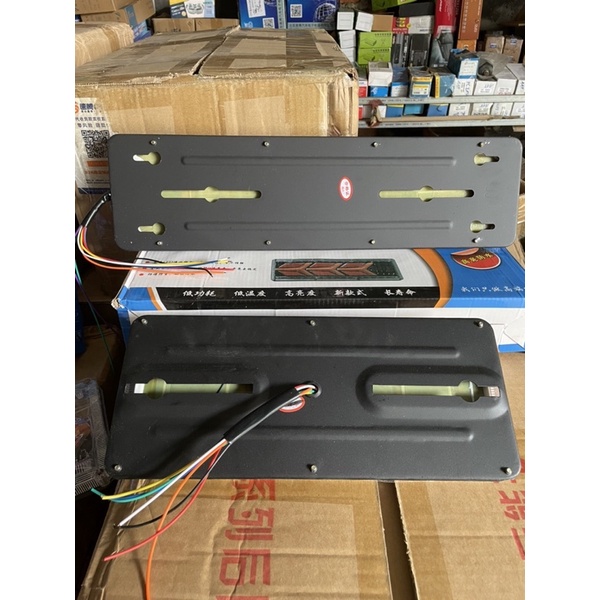 Đèn hậu xi nhan sau xe tải xe đầu kéo hình mũi tên xương cá dùng chung điện 12v 24v chống thấm nước