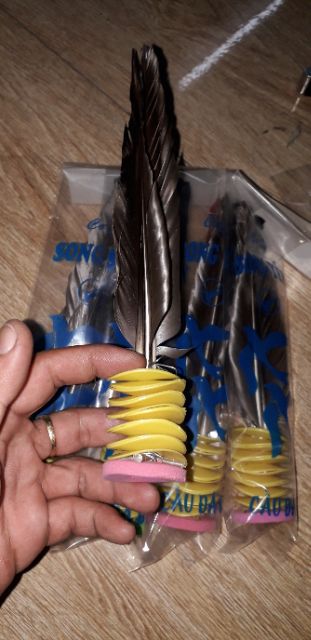 Trái cầu lông dùng để đá song yến loại nhì