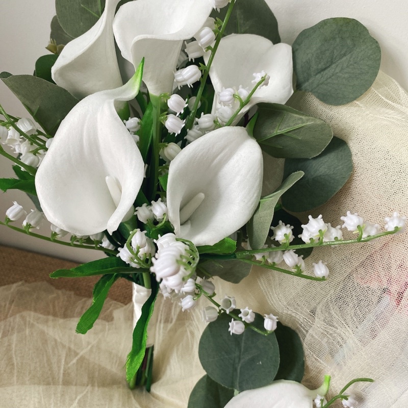 Hoa cô dâu, bó hoa Rum/Calla lily kết hợp lan chuông, tặng kèm cài áo chú rể