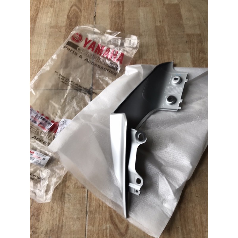 Ốp sườn sau trái bạc nhám R15v3 zin chính hãng