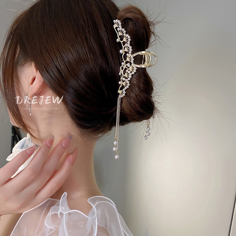 Kẹp Tóc Hình Cánh Cá Mập Rỗng Đính Ngọc Trai Khoét Lưng Dễ Phối Đồ Dành Cho Bạn Nữ