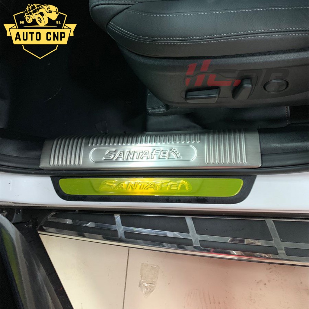 Ốp bậc chân cho xe HYUNDAI SANTAFE chất liệu INOX, chống trơn trượt trầy xước bậc lên xuống xe – AUTO CNP