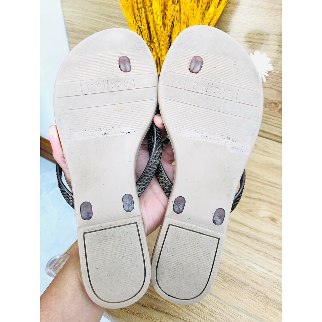 Đôi dép kẹp hiệu Melissa của Brazil, hàng đã qua sử dụng