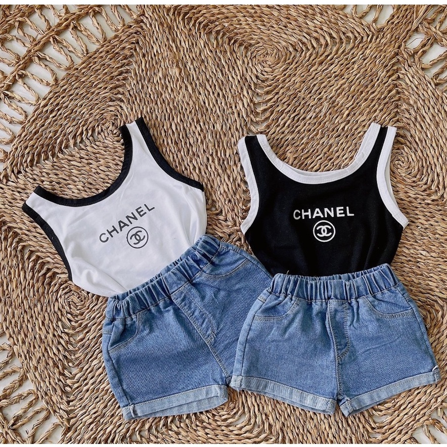 Sét quần jean kèm áo ba lỗ thể thao cho bé gái, bộ áo ba lỗ CHA.NEL phối viền kèm quần short jean sành điệu cho bé